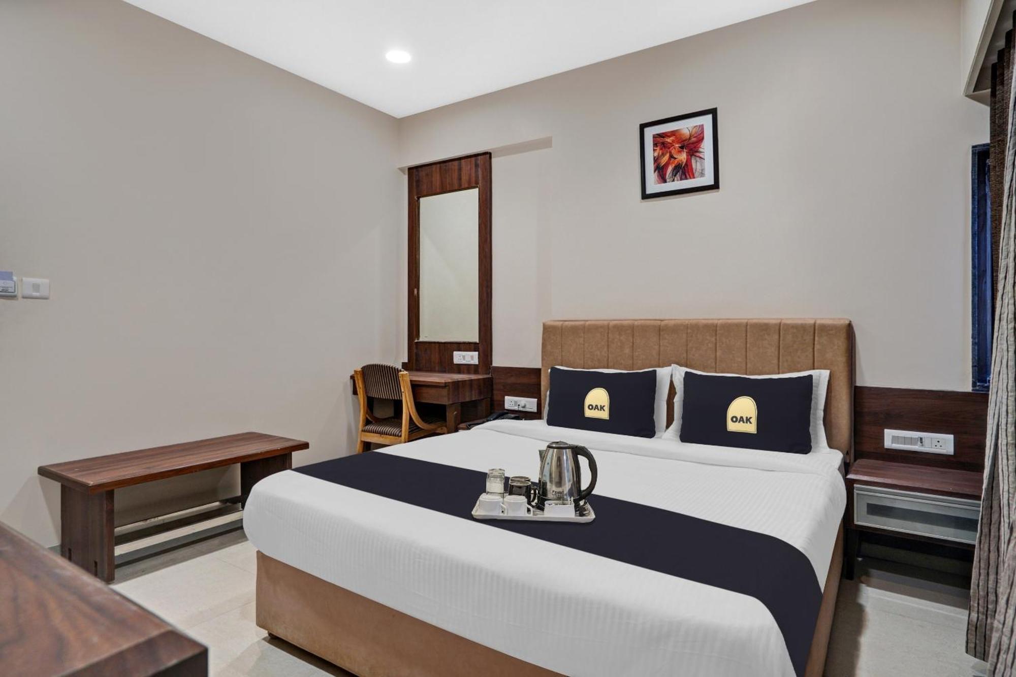 Clubhouse Hotel Raajpath Vadodara Exterior photo