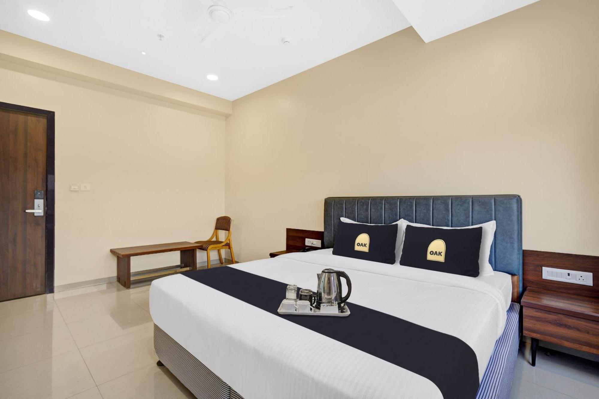Clubhouse Hotel Raajpath Vadodara Exterior photo